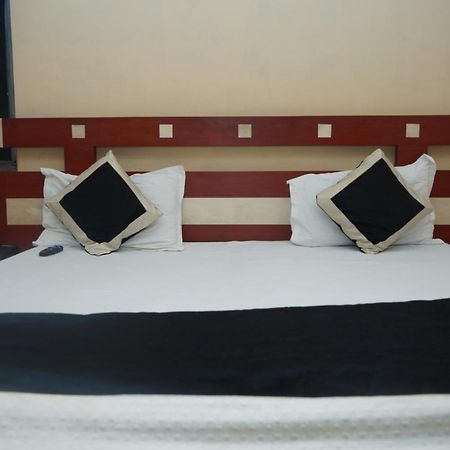 Hotel Nirmal Palace Kánpur Kültér fotó
