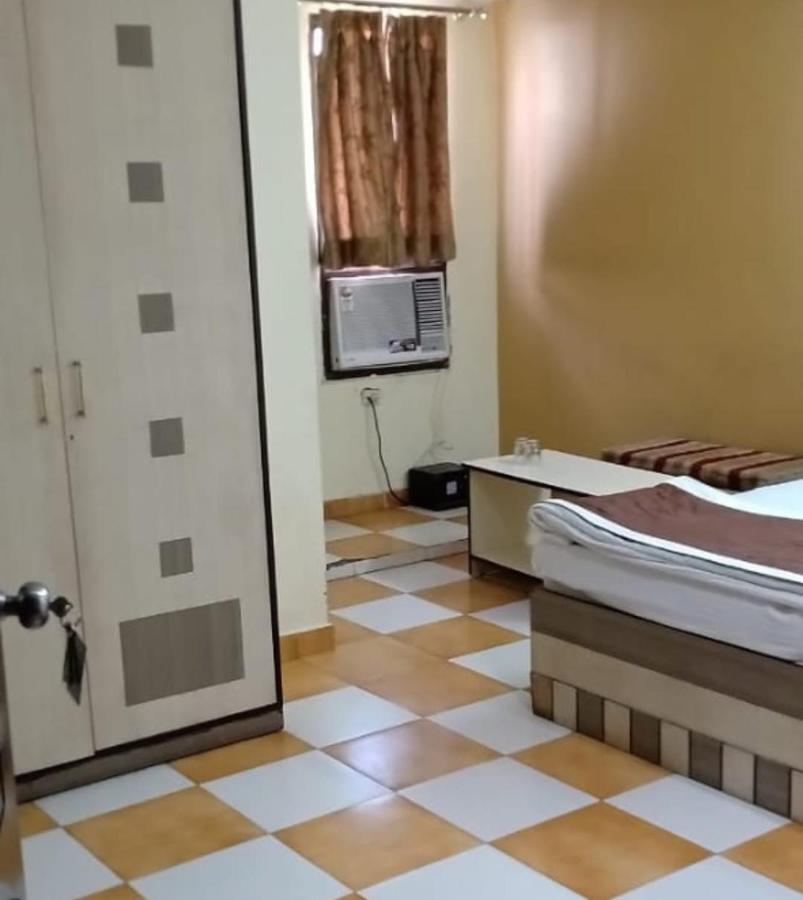 Hotel Nirmal Palace Kánpur Kültér fotó