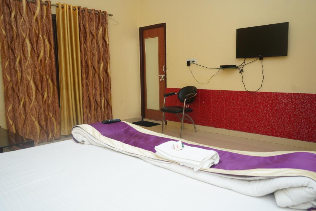 Hotel Nirmal Palace Kánpur Kültér fotó
