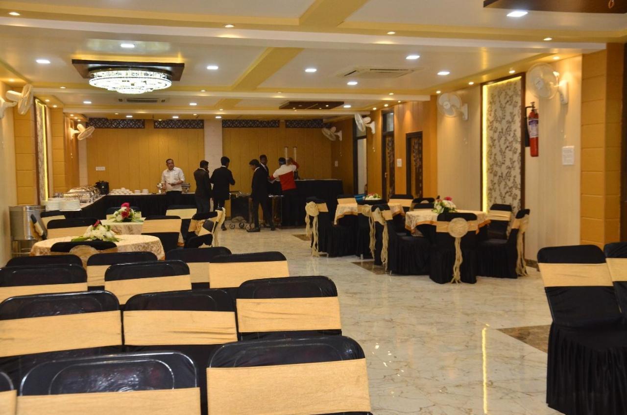 Hotel Nirmal Palace Kánpur Kültér fotó