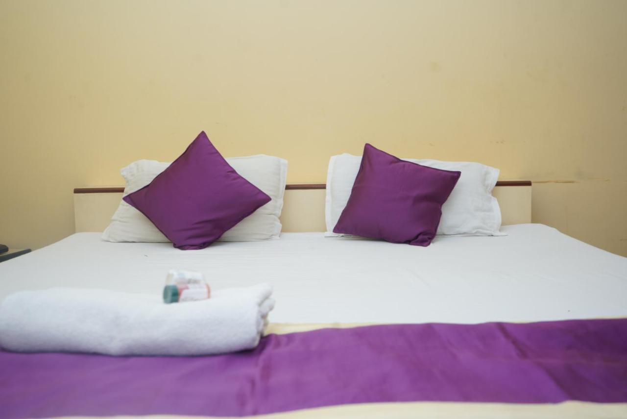 Hotel Nirmal Palace Kánpur Kültér fotó
