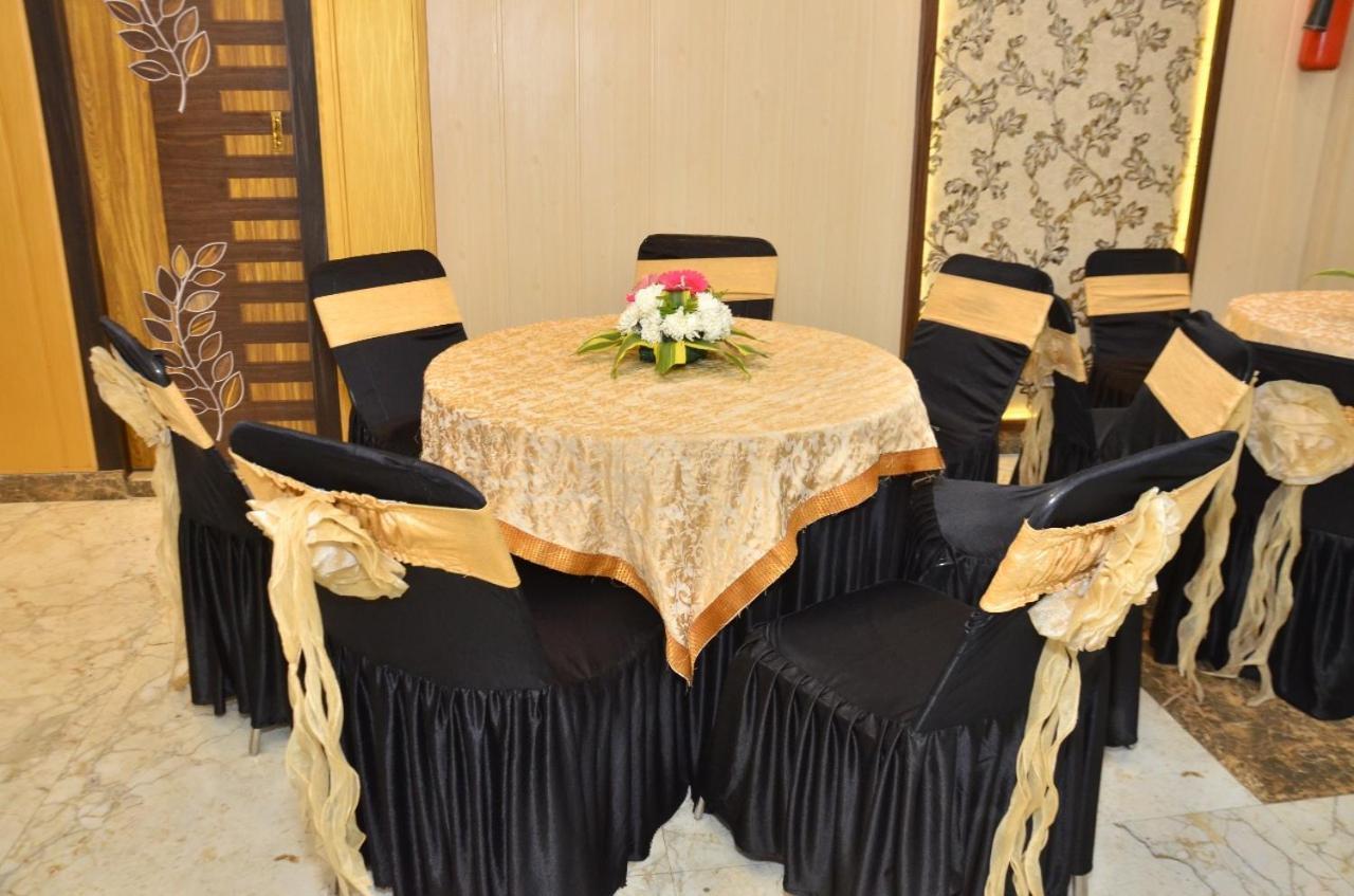 Hotel Nirmal Palace Kánpur Kültér fotó