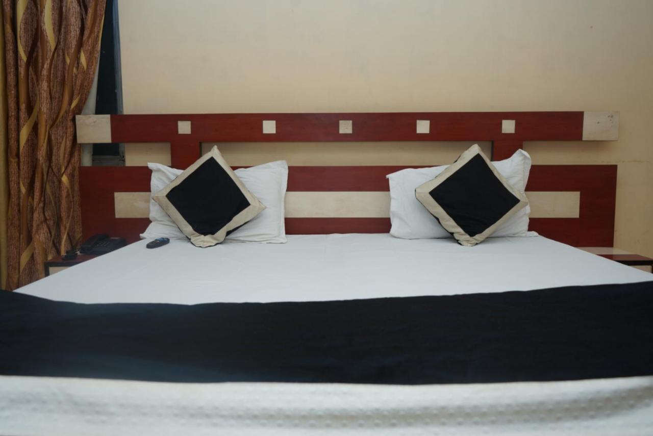 Hotel Nirmal Palace Kánpur Kültér fotó