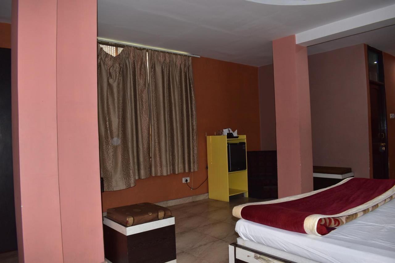 Hotel Nirmal Palace Kánpur Kültér fotó